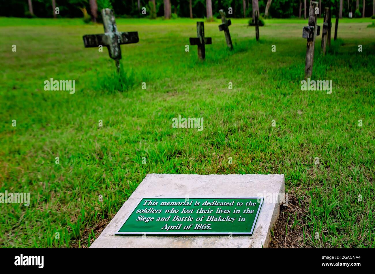 Des croix en béton se trouvent dans le cimetière Blakeley, dans le parc national historique de Blakeley, le 26 juin 2021, à Spanish fort, Alabama. Banque D'Images