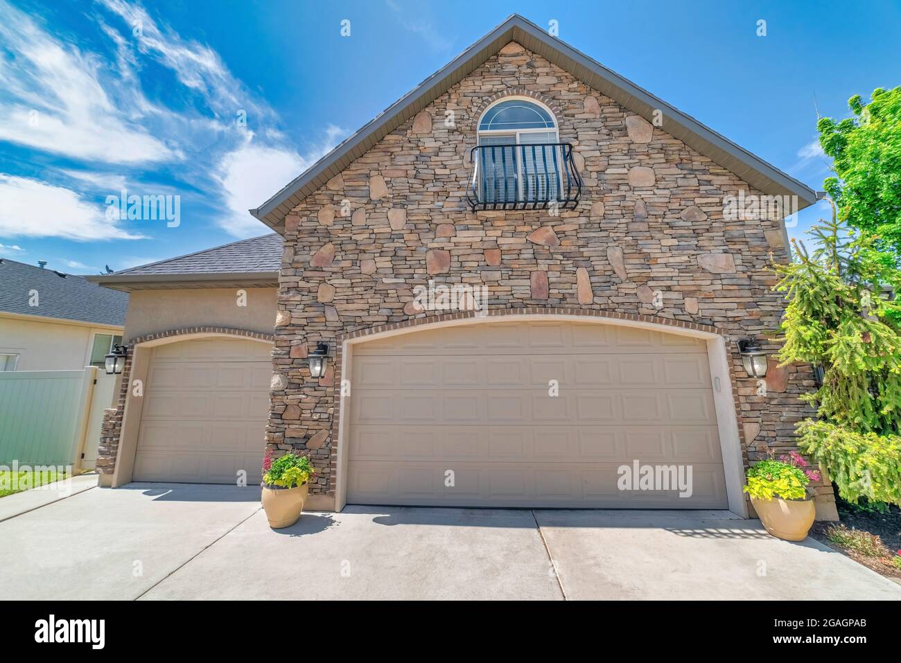 Garage Exterieur Avec Deux Portes De Garage Et Fenetre En Forme D Arche Sur Le Dessus Photo Stock Alamy
