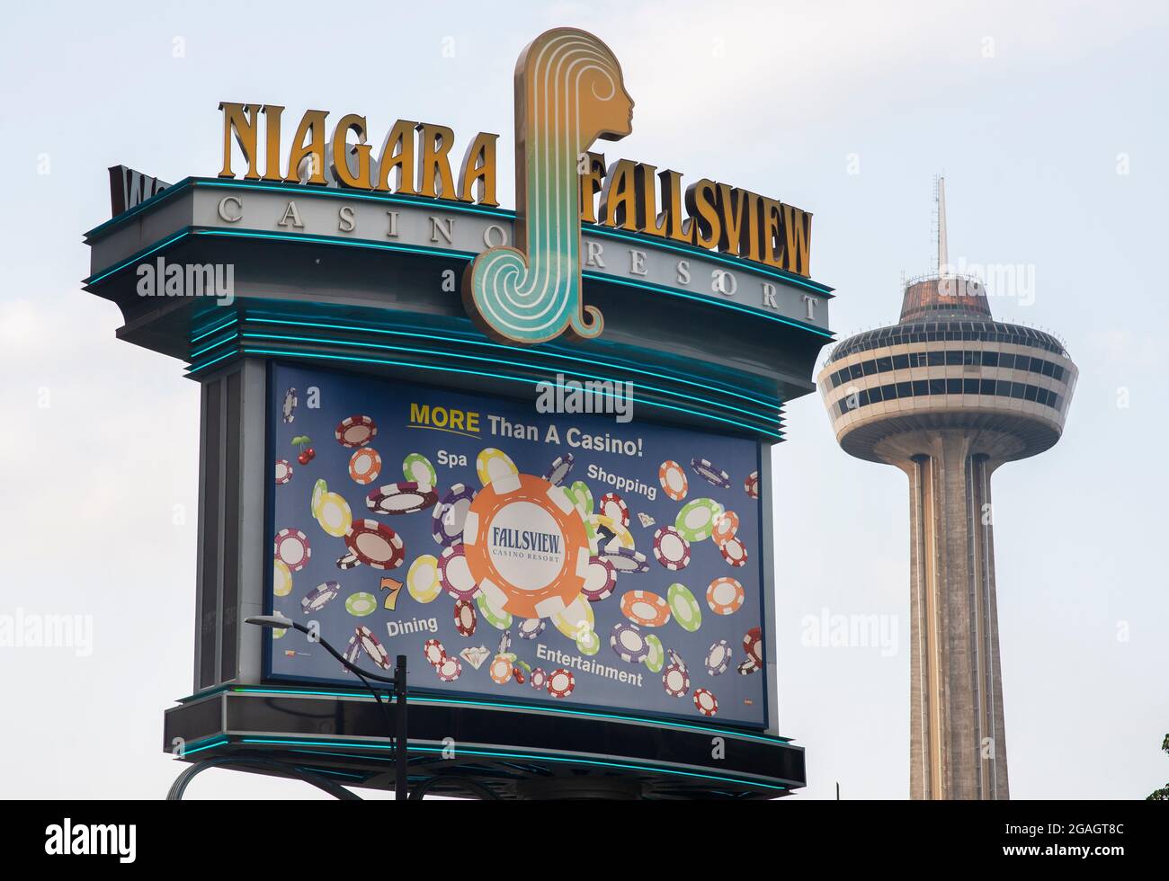 Un panneau indiquant le centre de villégiature avec casino Niagara Fallsview et la tour Skylon se trouve à Niagara Falls, Ontario, Canada. Banque D'Images