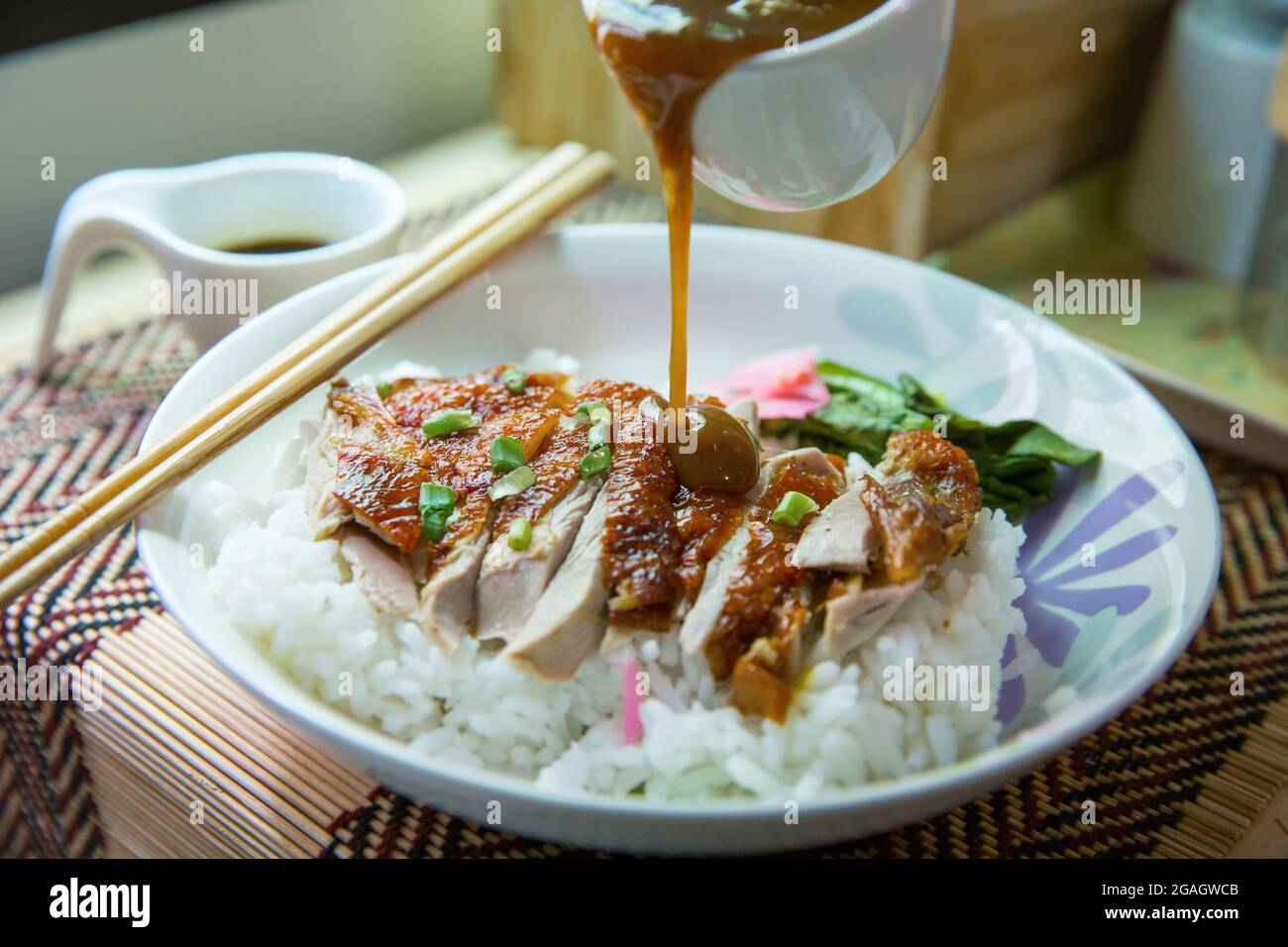 Garniture de canard rôti sur riz thaïlandais, sauce barbecue au canard rôti avec sauce célèbre dans la cuisine de rue de Thaïlande, concentration sélective. Banque D'Images