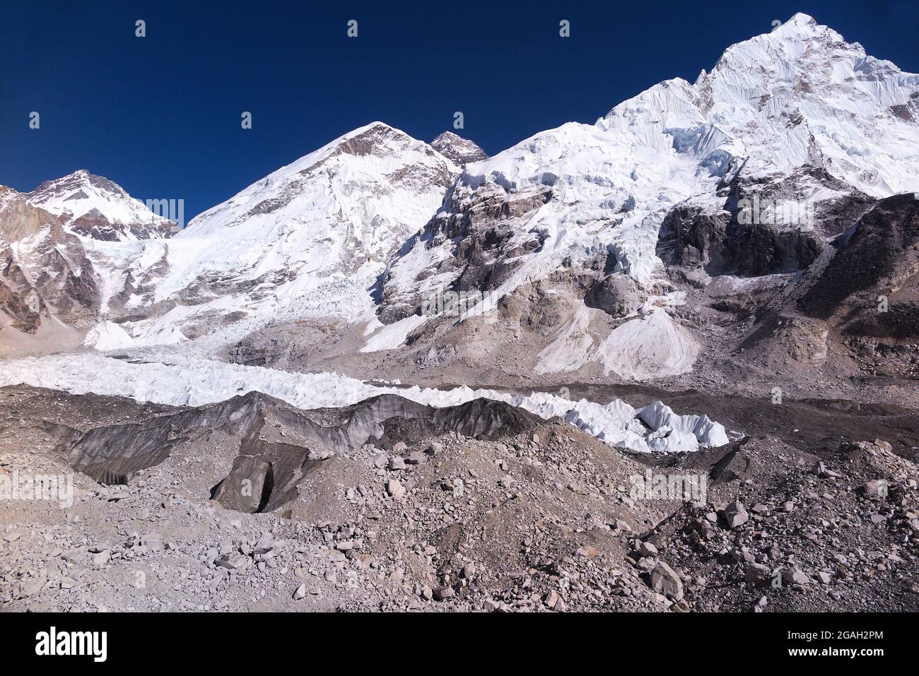 De gauche à droite : vue partielle sur Khumbtse, l'épaule ouest de l'Everest, l'icefall de Khumbu, avec le sommet de l'Everest au centre de la structure et Nuptse, Sagarm Banque D'Images