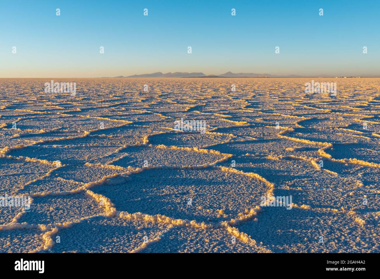 Coucher de soleil sur le désert plat de sel d'Uyuni, ville d'Uyuni, Bolivie. Banque D'Images