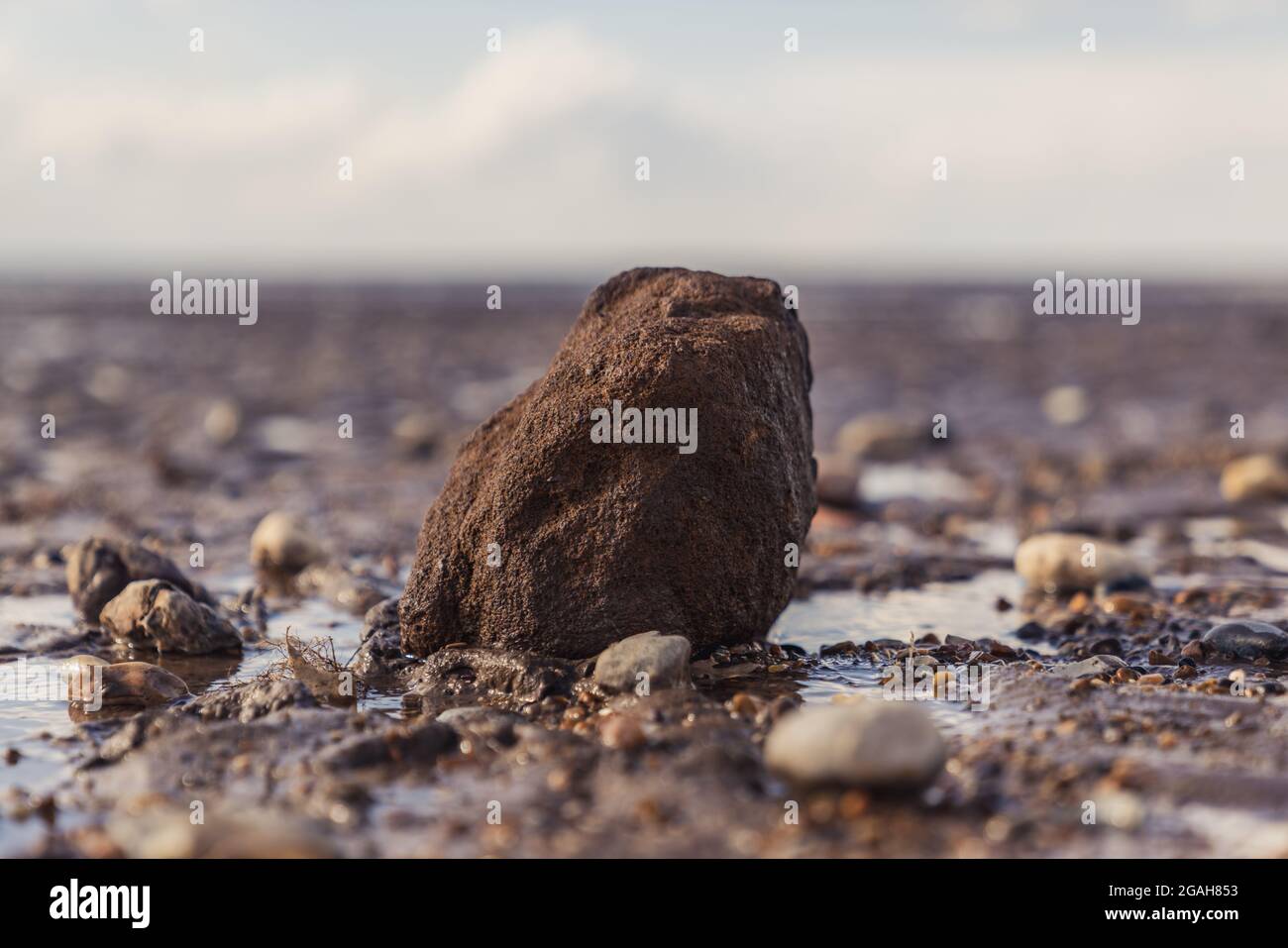 Une grosse pierre entourée de petites pierres à King's Lynn, Norfolk, England, UK Banque D'Images