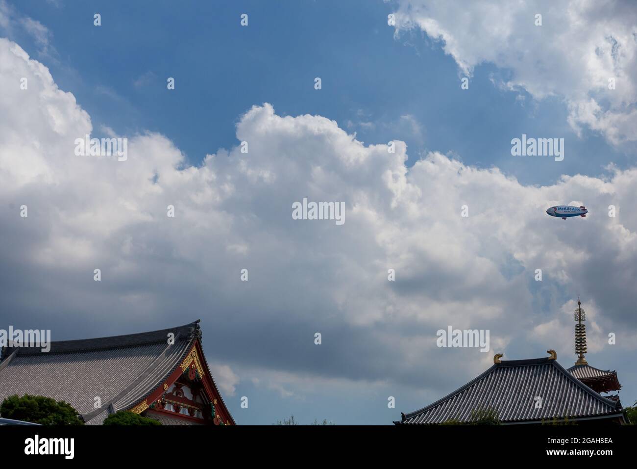 Le bateau MetLife Snoopy Zeppelin ou Blimp survolant le temple Sensoji à Asakusa, Tokyo, Japon. Banque D'Images