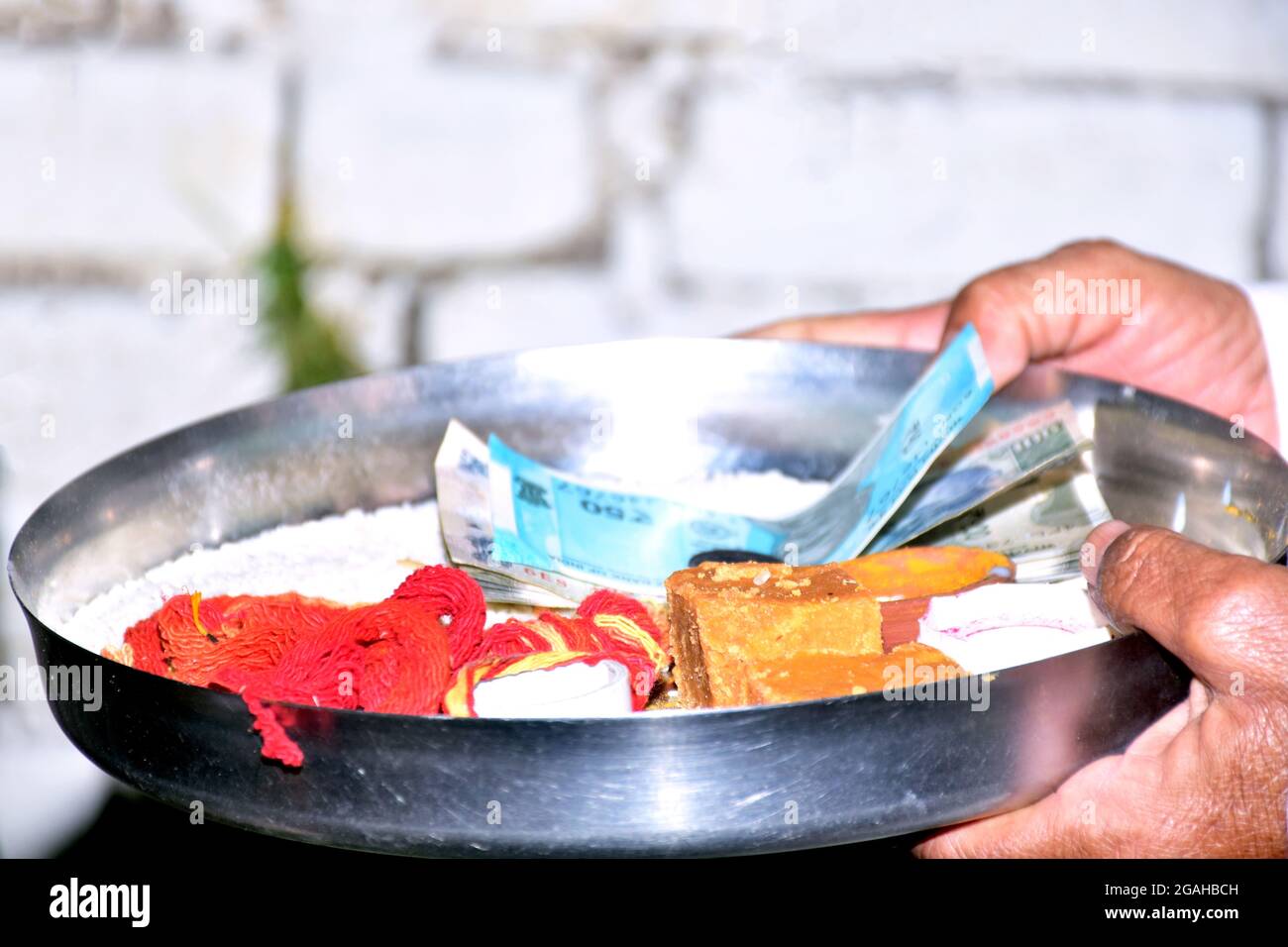 Belle assiette pour de beaux rituels et cérémonies de mariage indiens. Culture indienne. Mariage hindou. Banque D'Images
