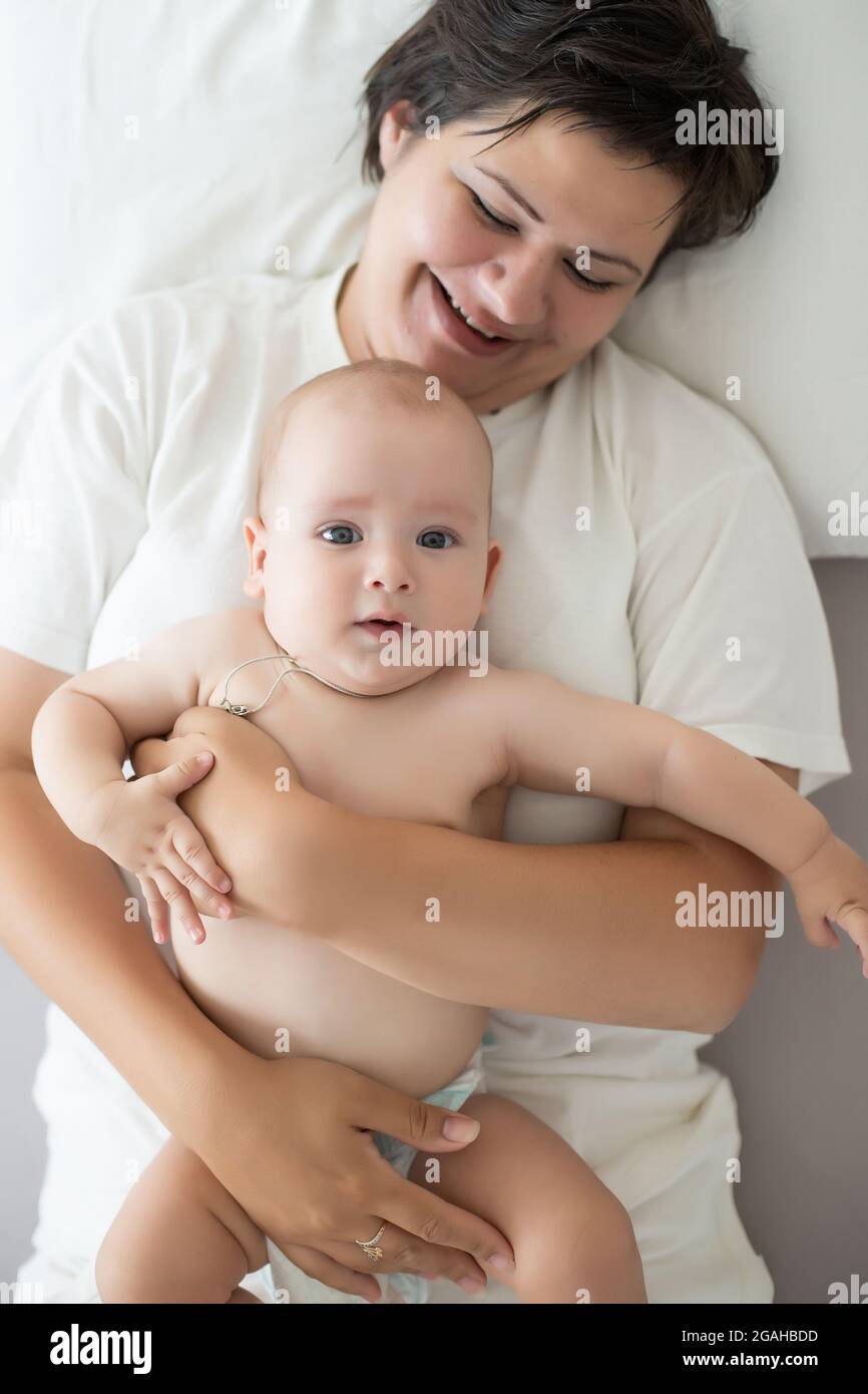 Portrait D Une Mere Avec Son Bebe De 6 Mois Point De Vue Superieur Photo Stock Alamy Portrait D Une Mere Avec Son Bebe De 6 Mois Point De Vue Superieur Photo Stock Alamy