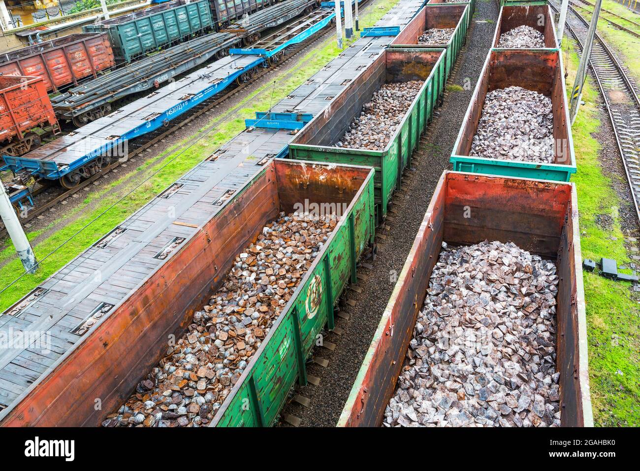 Odessa, Ukraine - 13 octobre 2016: Industrie lourde - le charbon, le métal, la canalisation en fer carré est transporté dans les wagons de fret ferroviaire de la cour de train Banque D'Images