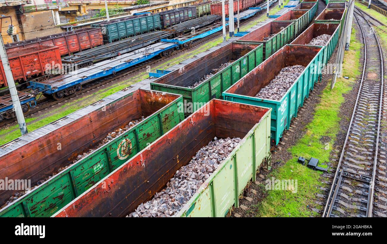 Odessa, Ukraine - 13 octobre 2016: Industrie lourde - le charbon, le métal, la canalisation en fer carré est transporté dans les wagons de fret ferroviaire de la cour de train Banque D'Images