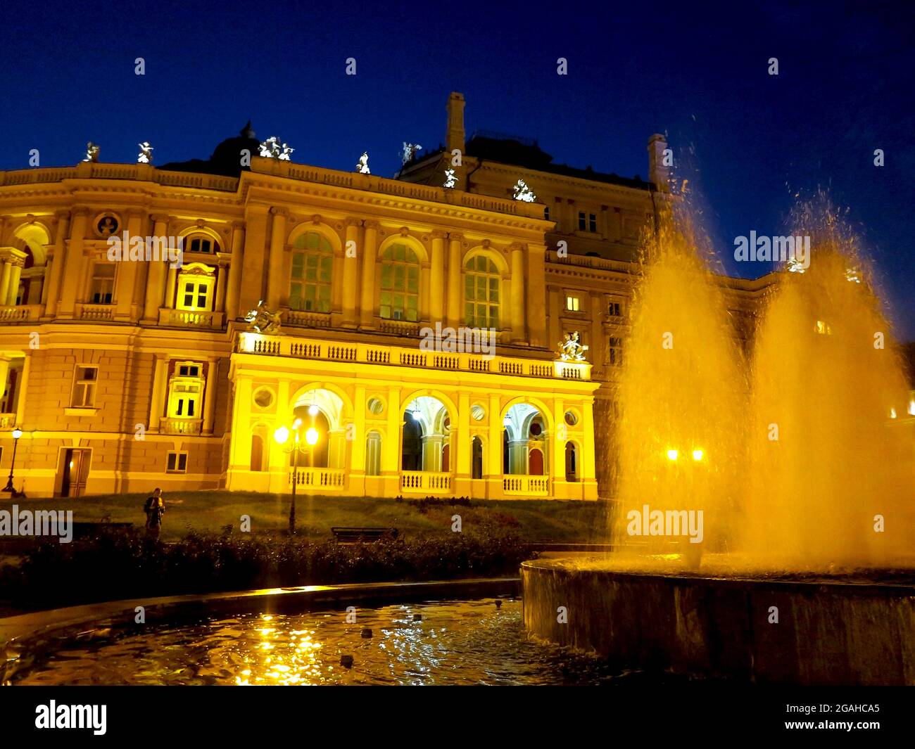 Des lampes de rue de ville de nuit à la lumière d'un jour pluvieux. Flou créatif. Scène nocturne dynamique à Odessa Banque D'Images