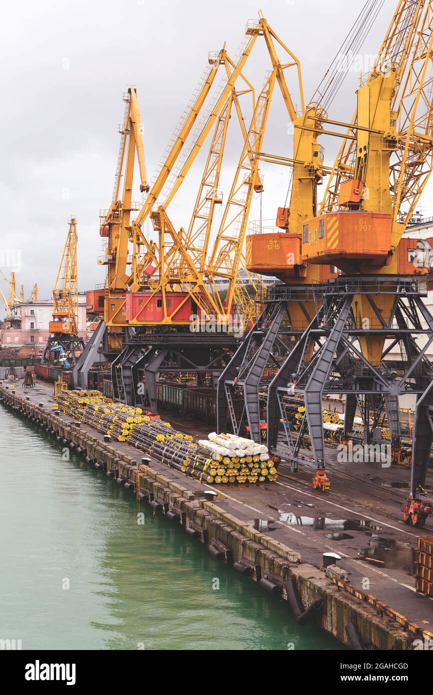 Odessa, Ukraine - 13 octobre 2016 : grues à conteneurs dans le terminal de port de cargaison, grues de cargaison sans travail dans un port de port vide. Une crise. Par défaut Banque D'Images