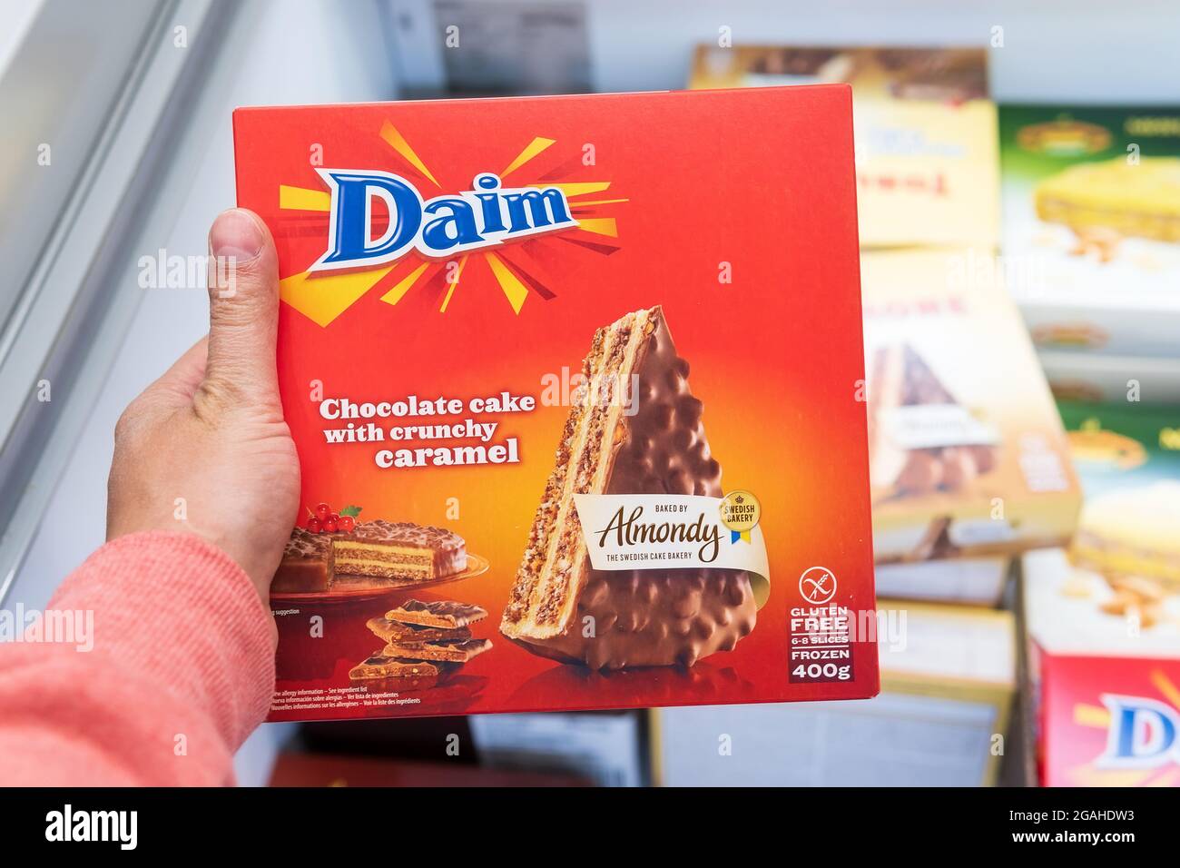 Tyumen Russie 08 Juin 21 Marque Daim Originaire De Suede Gateau Au Chocolat Au Caramel Croquant Photo Stock Alamy Tyumen Russie 08 Juin 21 Marque Daim Originaire De Suede Gateau Au Chocolat Au Caramel Croquant Photo Stock Alamy