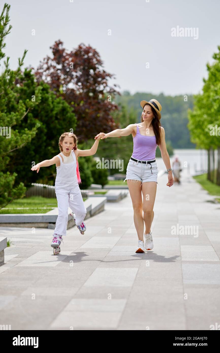 redhead petite fille apprend à faire du patin à roulettes Banque D'Images