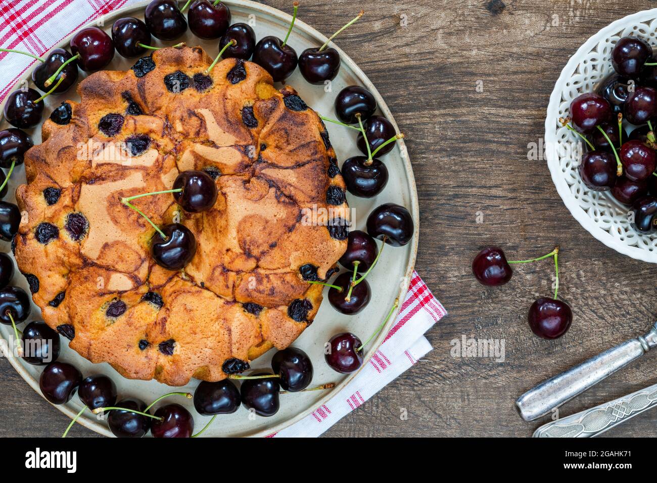 Gateau Eponge A La Cerise Noire Vue De Dessus Photo Stock Alamy