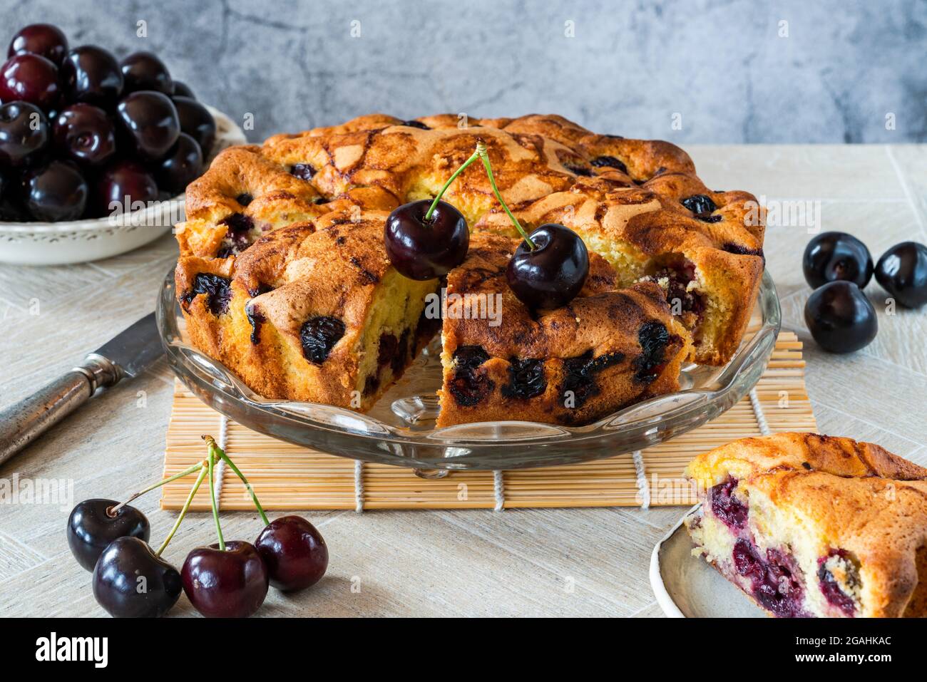 Gateau Eponge A La Cerise Noire Maison Photo Stock Alamy