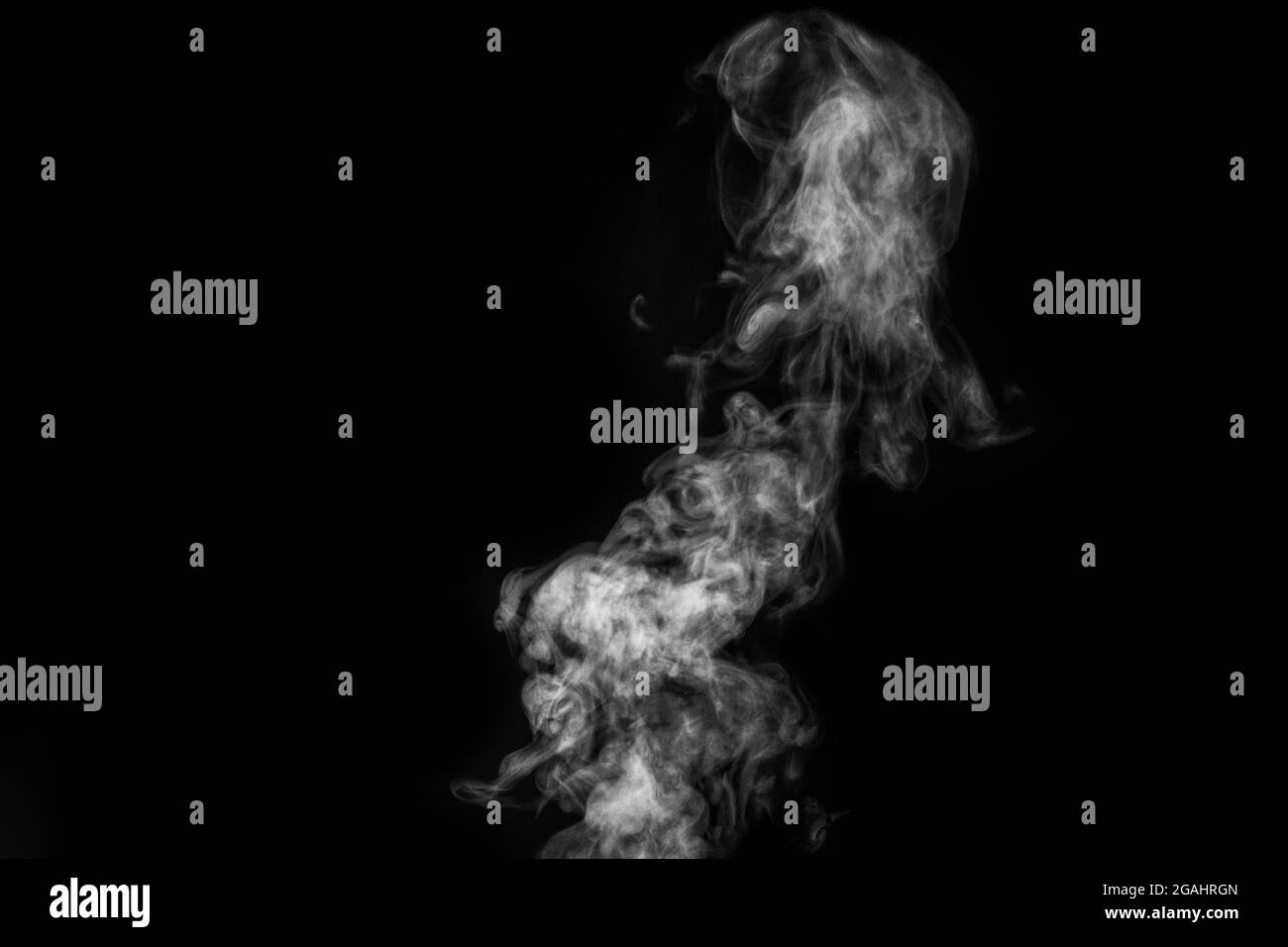 Vapeur ou fumée blanche et mystique parfaite isolée sur fond noir. Flou de fond abstrait ou smog, élément de conception, mise en page pour collages. Banque D'Images