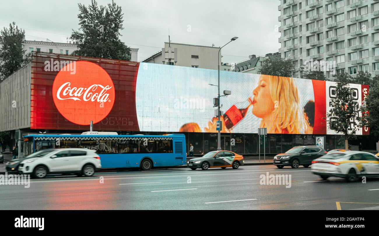 Énorme publicité Coca Cola plein air panneau d'affichage LED montrant la femme buvant à la bouteille, sur le mur du bâtiment sur Novyi Arbat, centre de Moscou, Russie Banque D'Images
