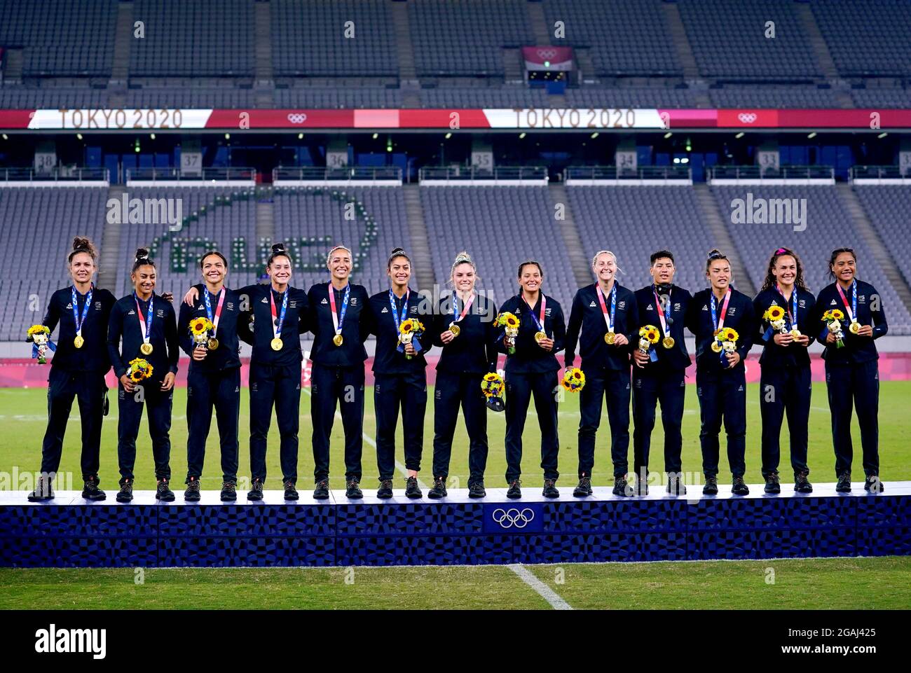 Les joueurs néozélandais célèbrent avec leurs médailles d'or après