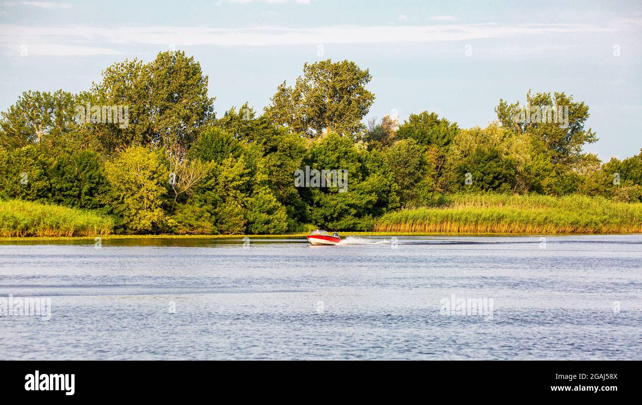 Image d'un bateau avec un moteur se précipitant le long de la rivière Banque D'Images