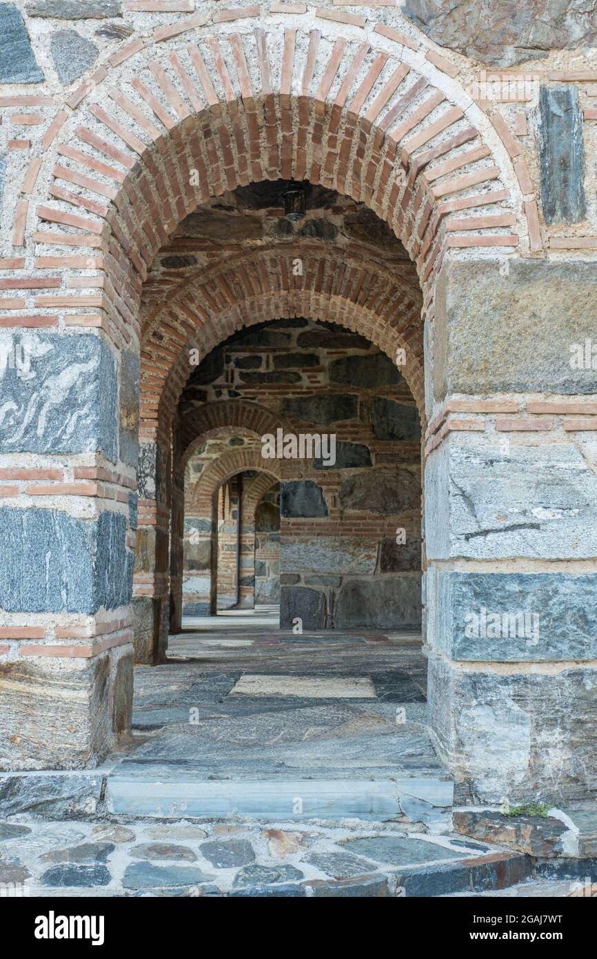 Lac Kerkini, Grèce, 12 juillet 2021 : le monastère de Timios Prodromos surplombant le lac Kerkini. Banque D'Images