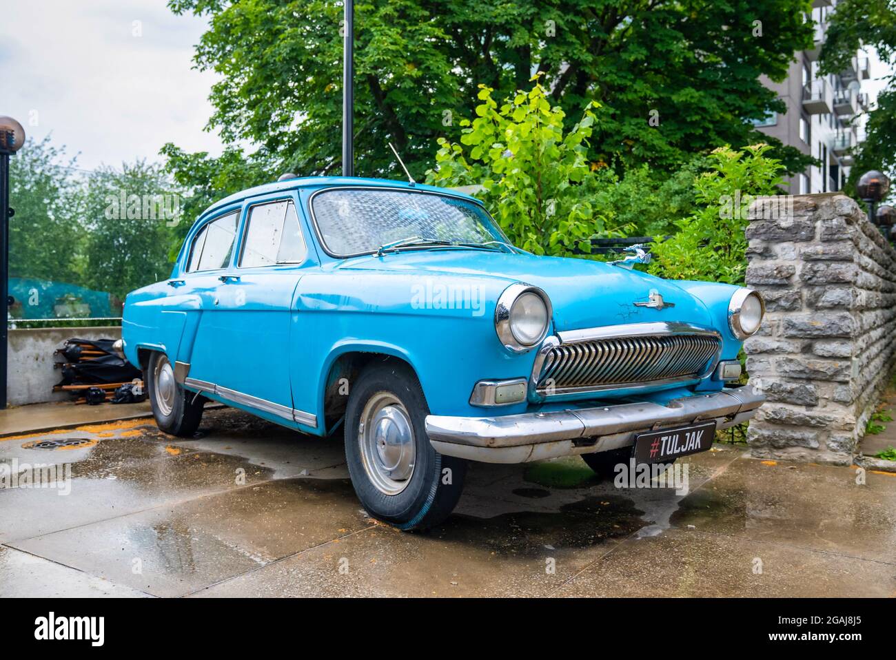 Vue rapprochée de l'ancienne voiture russe GAZ-21 Volga garée dans la cour. Banque D'Images