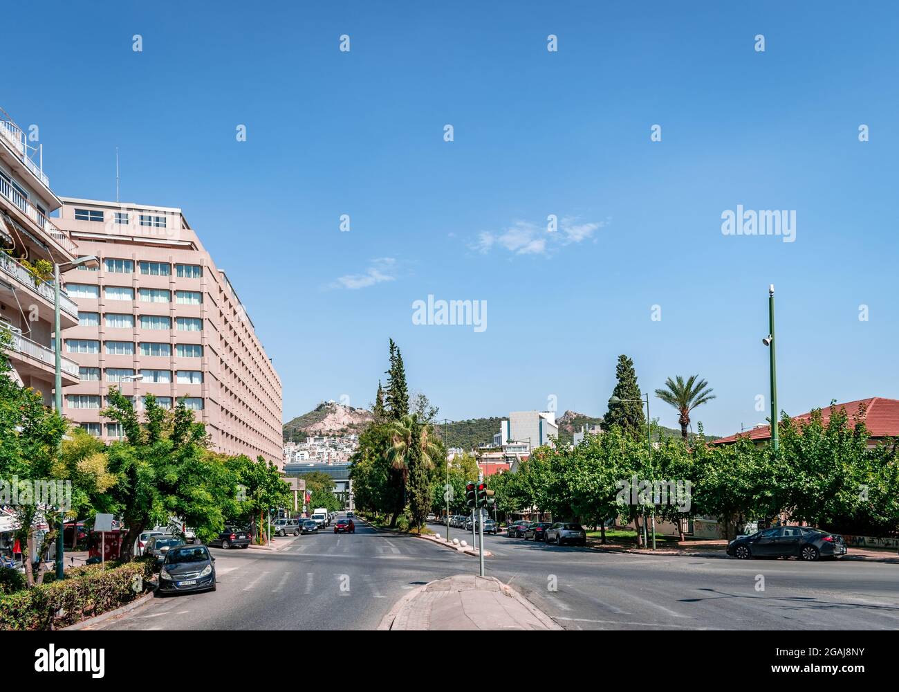 Athènes, Grèce - juillet 11 2021 : vue sur l'avenue Vasileos Alexandrou, avec l'hôtel Divani Caravel sur la gauche et le mont Lycabette en arrière-plan. Banque D'Images