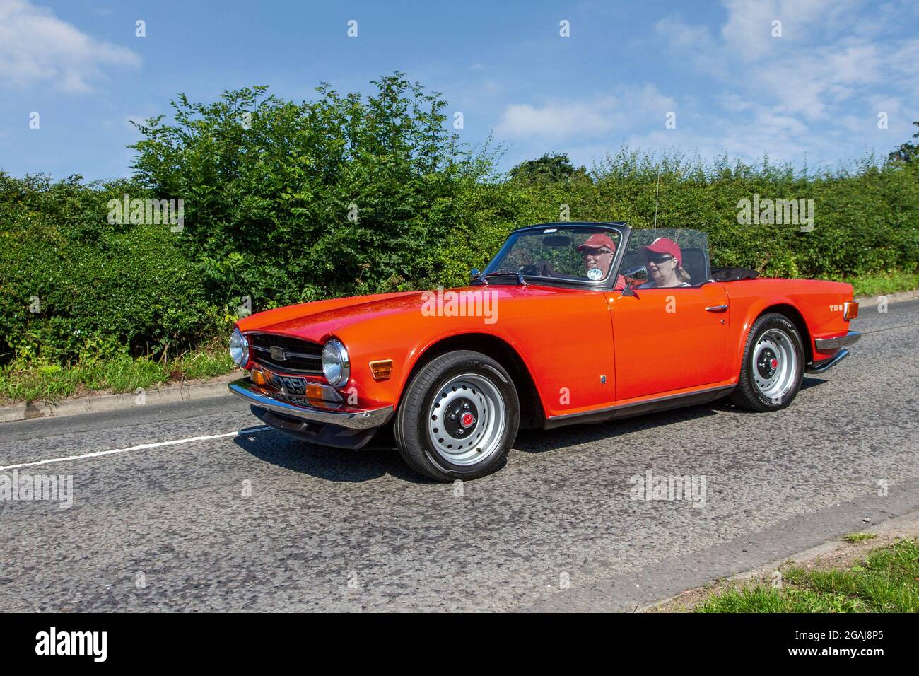 1972 70s soixante-dix rouge Triumph TR6 2498cc essence voiture de sport britannique en route vers Capesthorne Hall Classic July car show, Cheshire, Royaume-Uni Banque D'Images