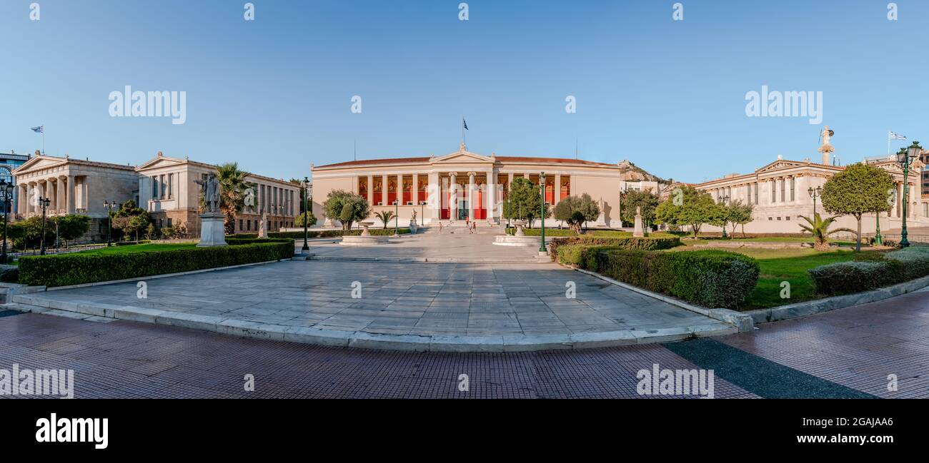 Panorama de la trilogie athénienne (la Bibliothèque nationale, l'Université et l'Académie d'Athènes) sur la rue Panepistimiou, conçue par le Danois Hansen Banque D'Images