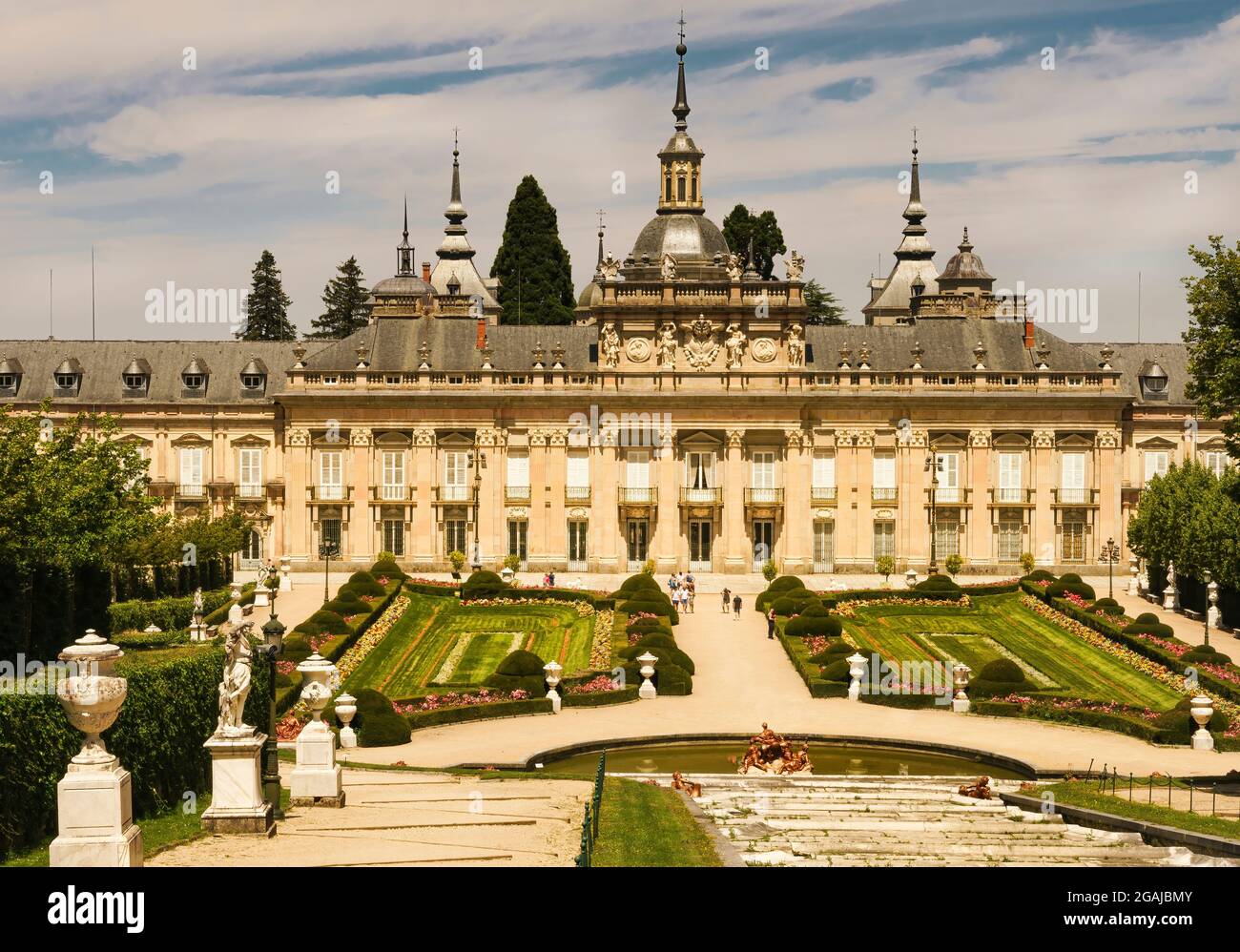 Vue sur le palais royal de la Granja de San Ildefonso, de style baroque, depuis ses jardins. Banque D'Images