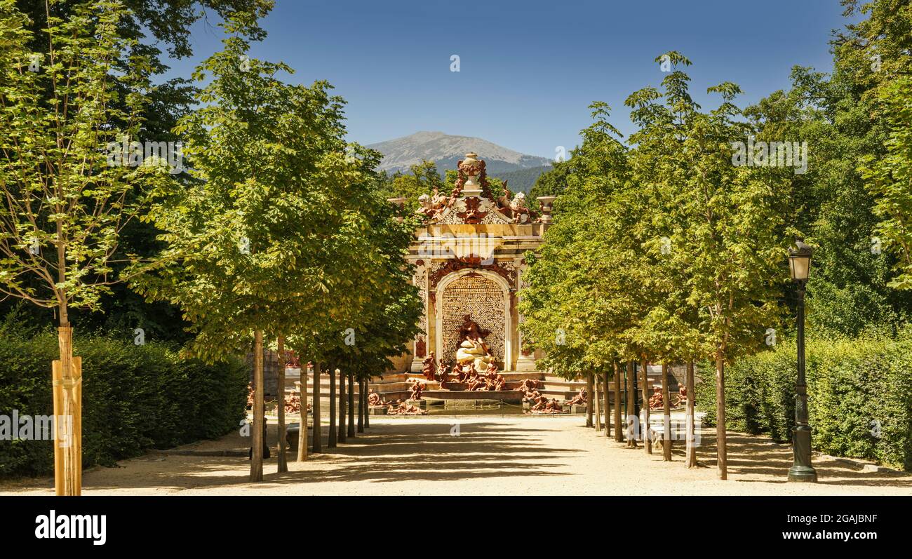 Vue panoramique sur la promenade dans les jardins du site royal du palais de San Ildefonso avec la fontaine baroque de Diana en arrière-plan. Banque D'Images