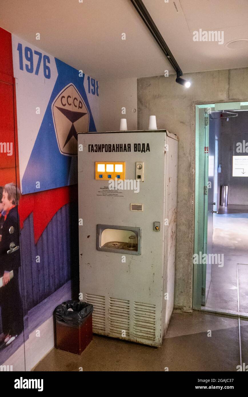 Vieux soviet rétro automatique machines avec l'eau étincelante de l'URSS.. Banque D'Images
