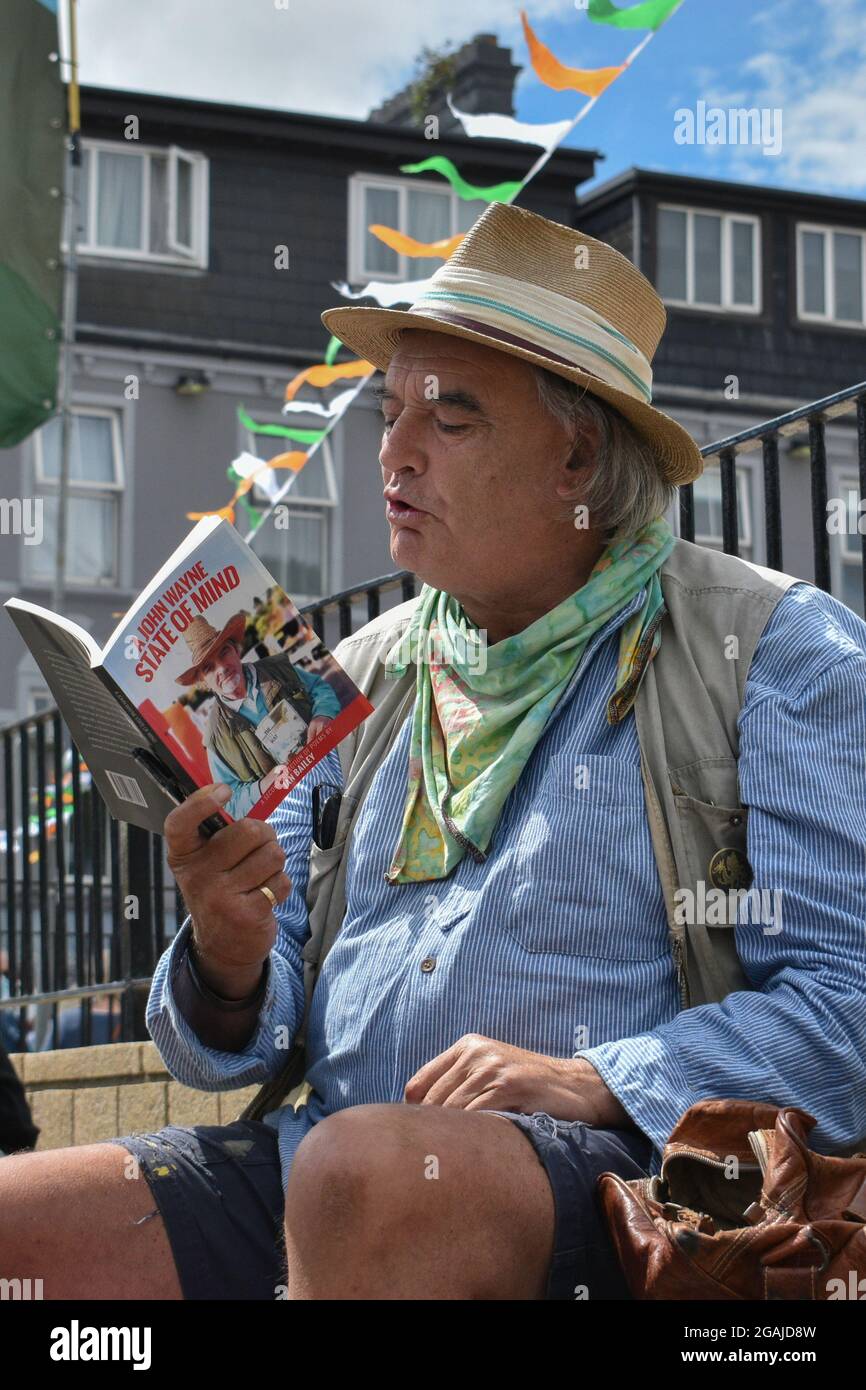 Bantry, West Cork, Irlande. 30 juillet 2021. L’appel interjeté par Ian Bailey à l’encontre de sa condamnation pour conduite de drogues et possession de drogues a été ajourné jusqu’en octobre. Ci-dessous, Ian Bailey, au marché de Bantry, vend des livres et les signe. Crédit: Karlis Dzjamko/Alay Live News Banque D'Images