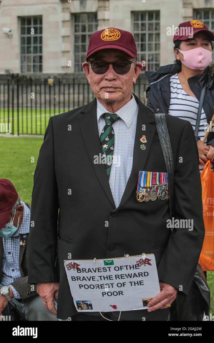 Londres, Royaume-Uni. 31 juillet 2021 Gurkhas se sont réunis à Whitehall en face de Downing Street pour exiger des pensions justes et égales à leurs homologues britanniques, avec quelques Gurkhas à leur grève de la faim de onzième jour Paul Quezada-Neiman/Alamy Live News Banque D'Images