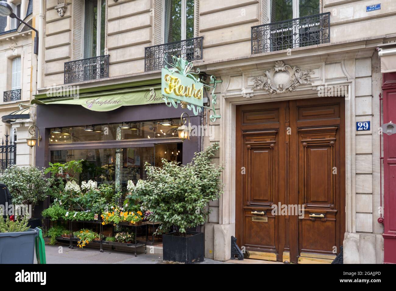 PAR, FRANCE - 08 juillet 2021: Une belle façade de magasin de Seraphine Flower Shop avec logo de marque Banque D'Images