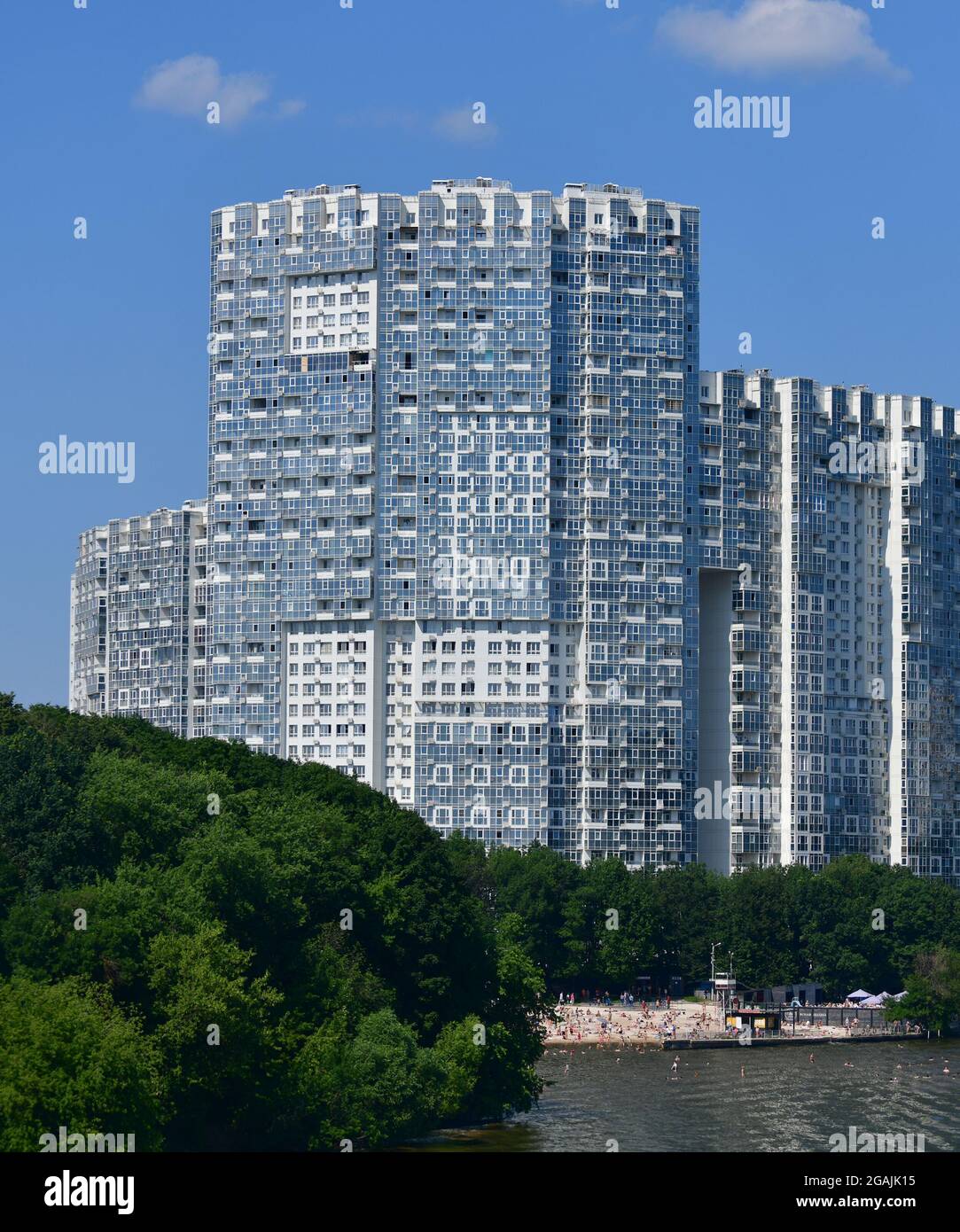 Khimki, Russie - juillet 11. 2021. Le complexe résidentiel Mayak au canal de Moscou Banque D'Images