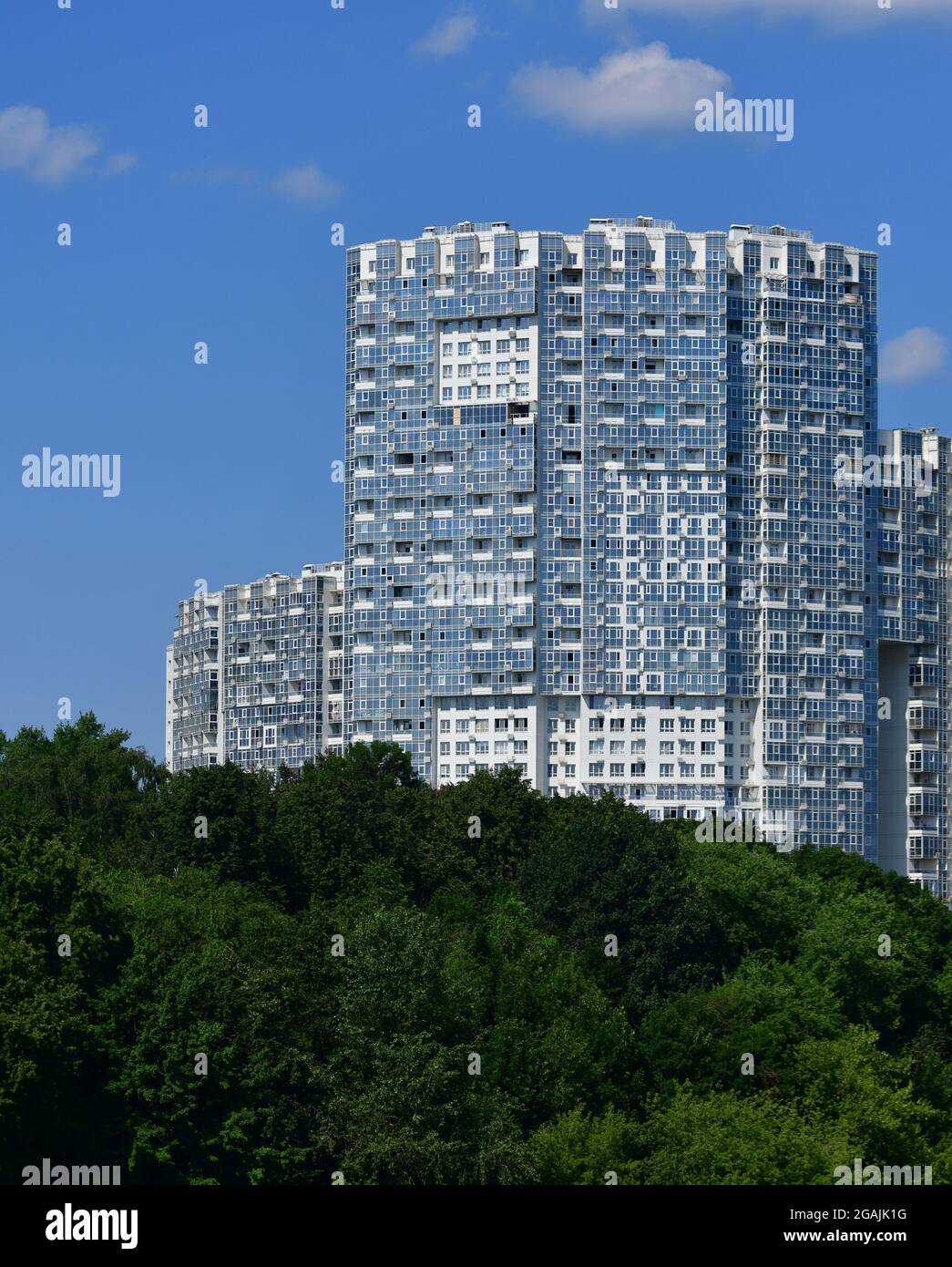 Khimki, Russie - juillet 11. 2021. Le complexe résidentiel Mayak au canal de Moscou Banque D'Images