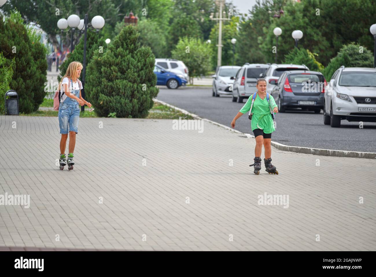 Astrakhan, Russie - 07.29.2020: Deux filles drôle de roller Banque D'Images