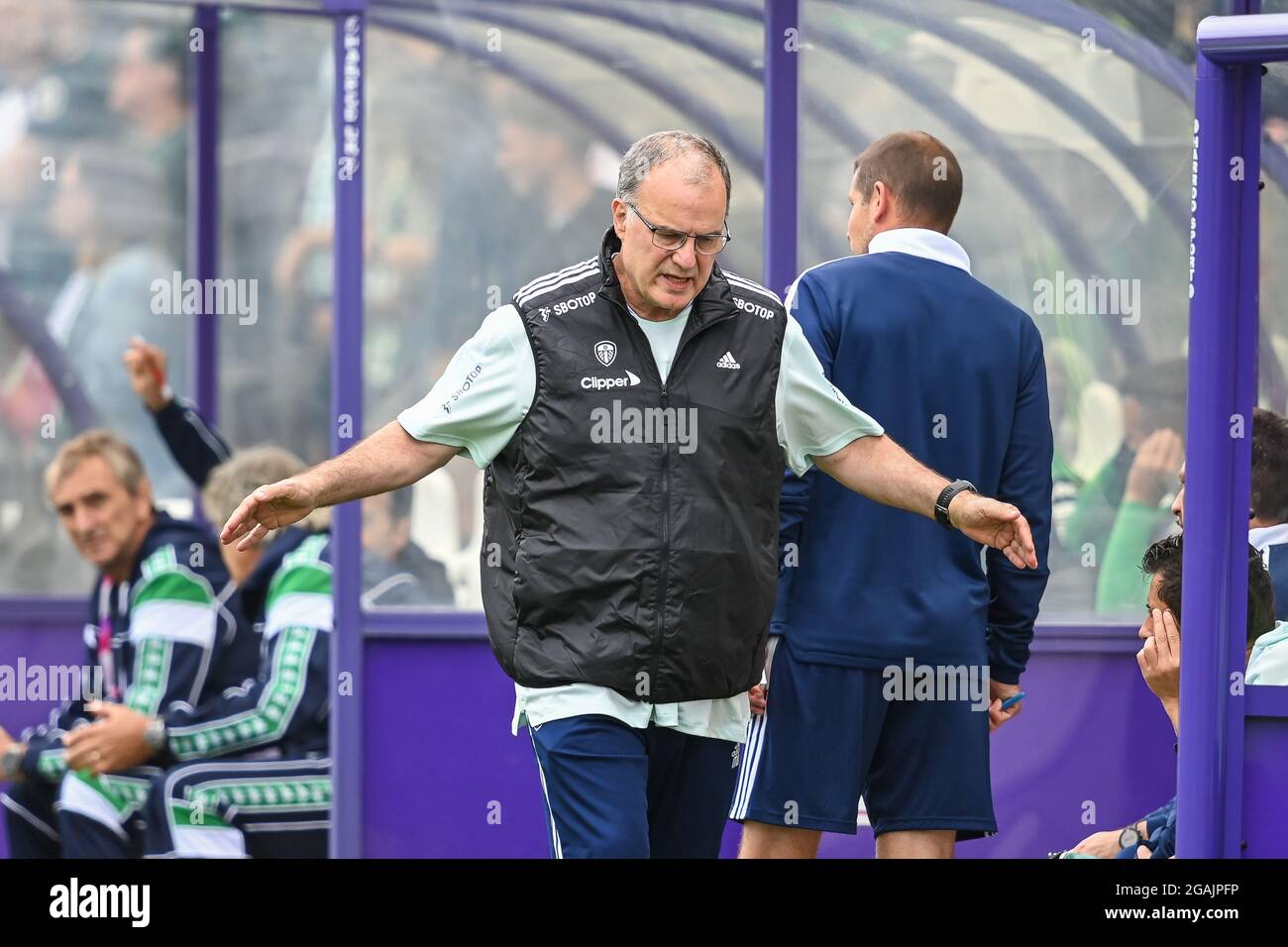 Marcelo Bielsa, directeur de Leeds United, a été déçu car ses côtés vont 1-2 derrière Banque D'Images