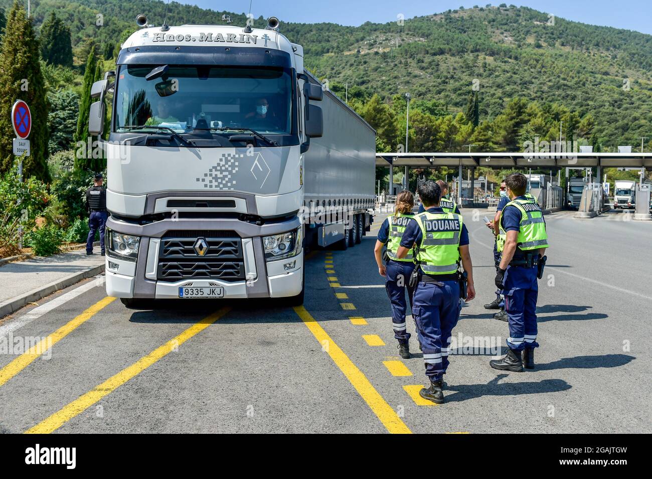 Les policiers arrêtent un camion en provenance d'Italie à la frontière avec la France. Le prochain renforcement des mesures de lutte contre l'épidémie de coronavirus en France et l'installation de la passe sanitaire amène le gouvernement à renforcer les contrôles aux frontières. En plus des contrôles habituels, les agents des douanes et la police aérienne et frontalière vérifient la validité de la carte sanitaire et des tests PCR que les voyageurs présentent à leur arrivée. (Photo de Laurent Coust / SOPA Images / Sipa USA) Banque D'Images