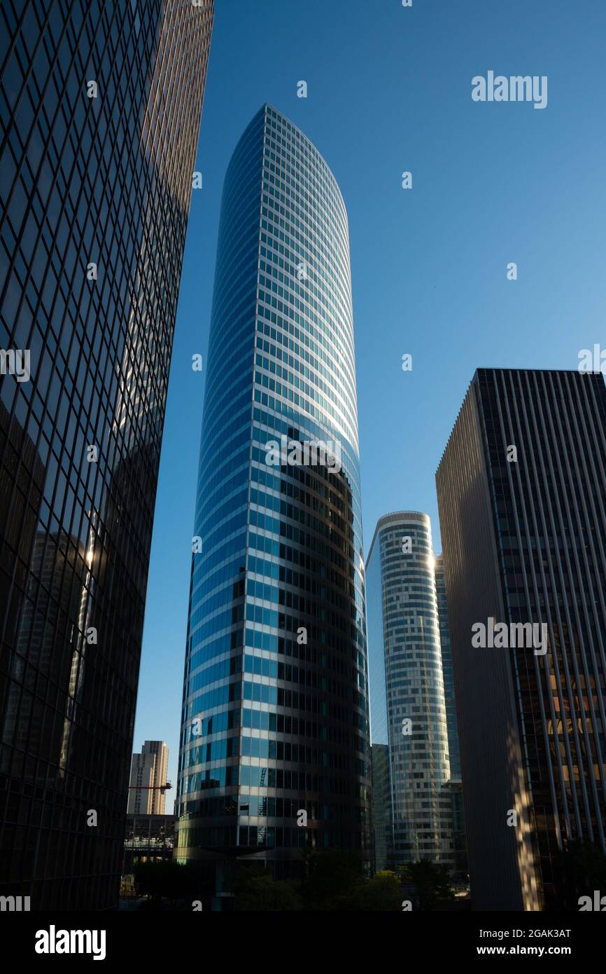 Tours de bureaux modernes en verre et en acier dans un quartier d'affaires international, Paris - la Défense, France. Concepts commerciaux et financiers mondiaux Banque D'Images