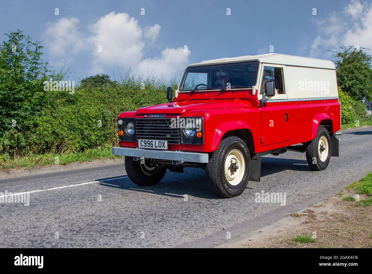 1986 80s rouge Land Rover 110 2497cc diesel en route vers Capesthorne Hall Classic July car show, Cheshire, Royaume-Uni Banque D'Images