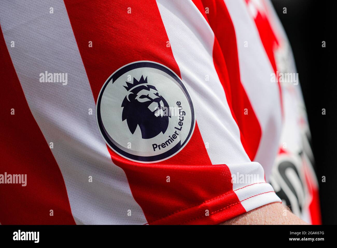 Brentford Community Stadium, Londres, Royaume-Uni. 31 juillet 2021. Ballon de football pré-saison, Brentford FC versus West Ham United ; écusson Premier League sur la manche d'un maillot domestique Brentford 2021/22 crédit : action plus Sports/Alay Live News Banque D'Images