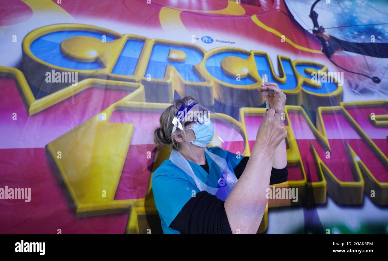 Le Dr Lisa Pickles, 57 ans, responsable clinique du programme de vaccination de Calvaire prépare une seringue dans une clinique de vaccination pop-up Covid-19, dans le chapiteau de Circus Extreme, à Halifax. Date de la photo: Samedi 31 juillet 2021. Banque D'Images