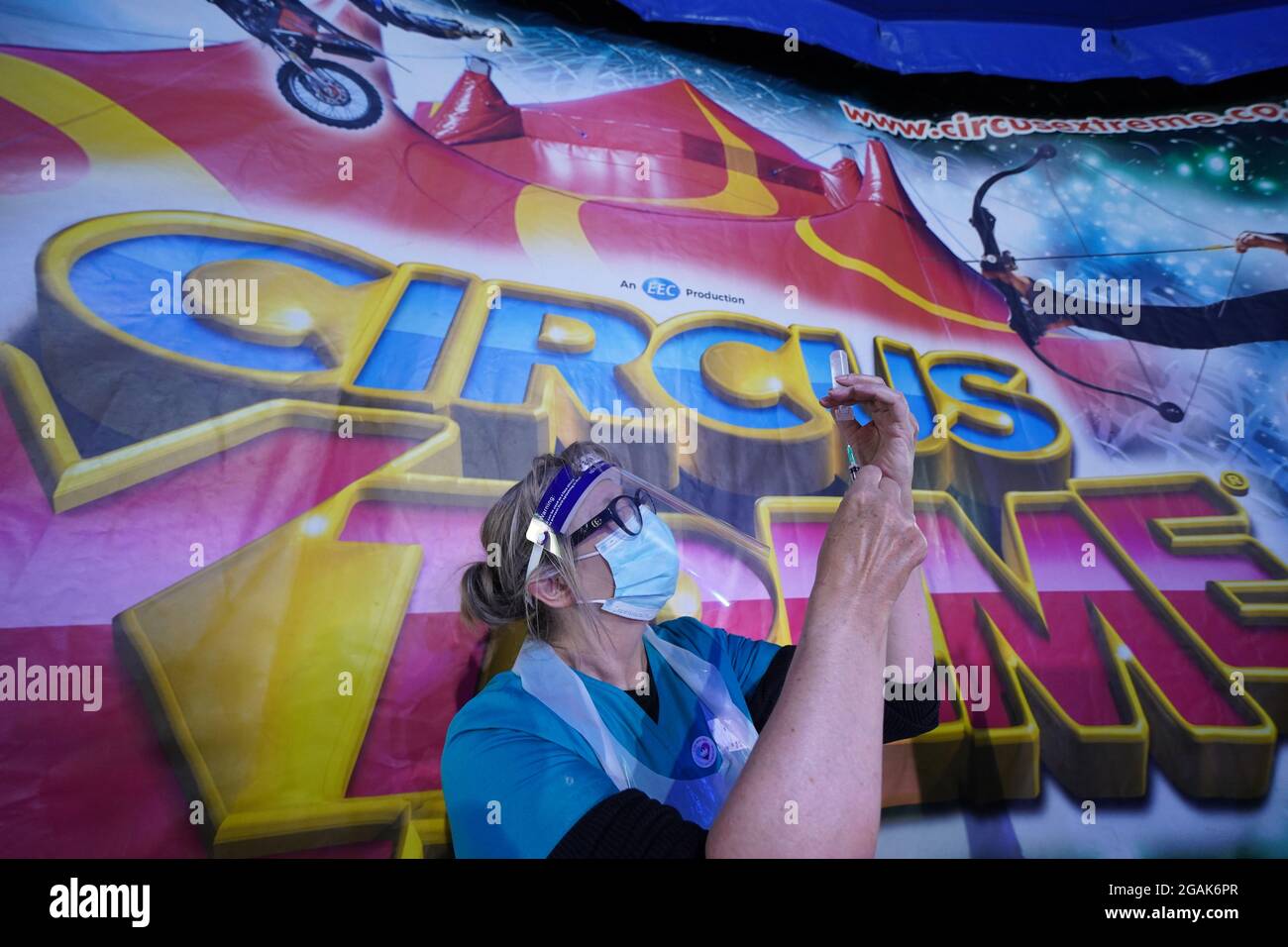 Le Dr Lisa Pickles, 57 ans, responsable clinique du programme de vaccination de Calvaire prépare une seringue dans une clinique de vaccination pop-up Covid-19, dans le chapiteau de Circus Extreme, à Halifax. Date de la photo: Samedi 31 juillet 2021. Banque D'Images
