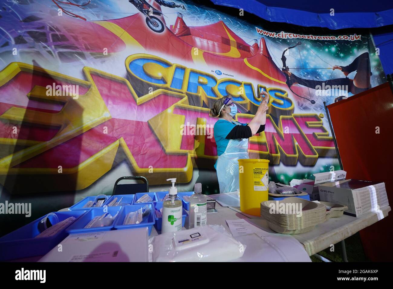 Le Dr Lisa Pickles, 57 ans, responsable clinique du programme de vaccination de Calvaire prépare une seringue dans une clinique de vaccination pop-up Covid-19, dans le chapiteau de Circus Extreme, à Halifax. Date de la photo: Samedi 31 juillet 2021. Banque D'Images