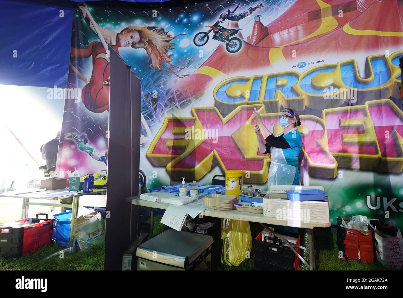 Le Dr Lisa Pickles, 57 ans, responsable clinique du programme de vaccination de Calvaire prépare une seringue dans une clinique de vaccination pop-up Covid-19, dans le chapiteau de Circus Extreme, à Halifax. Date de la photo: Samedi 31 juillet 2021. Banque D'Images