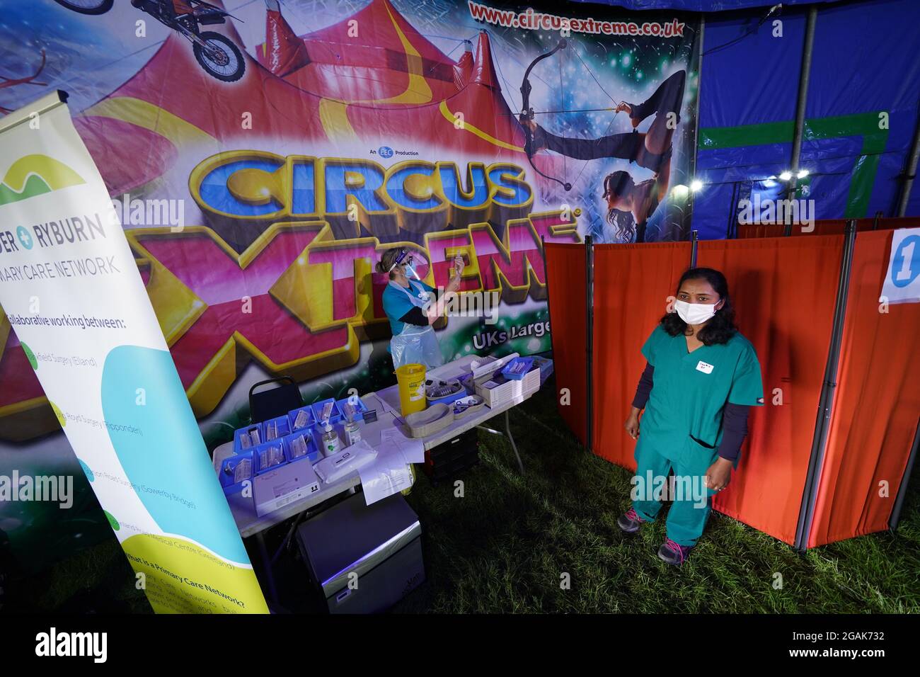 Le Dr Lisa Pickles, 57 ans, responsable clinique du programme de vaccination de Calvaire, en compagnie d'une infirmière, prépare une seringue dans une clinique de vaccination pop-up Covid-19, dans le chapiteau de Circus Extreme à Halifax. Date de la photo: Samedi 31 juillet 2021. Banque D'Images
