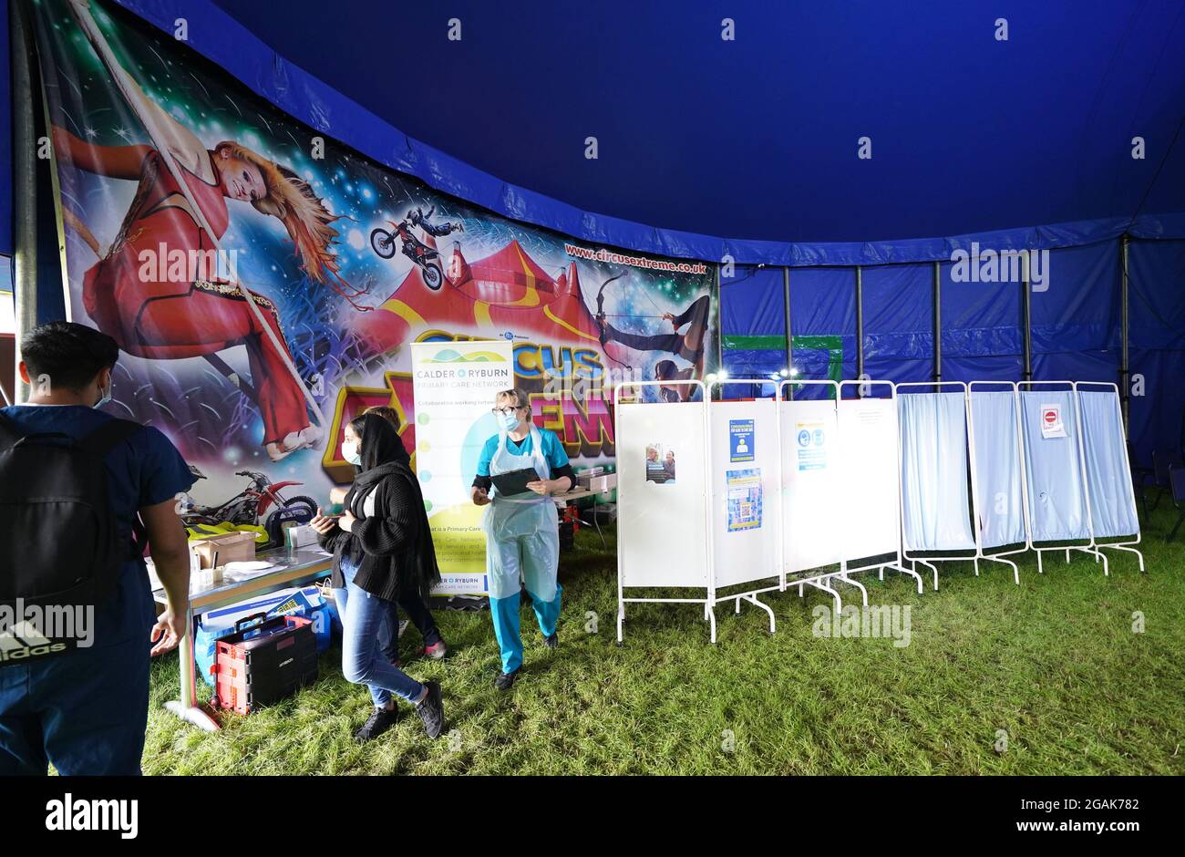 Dre Lisa Pickles, 57 ans, responsable clinique du programme de vaccination de Calvaire dans une clinique de vaccination pop-up Covid-19, dans le chapiteau de Circus Extreme, à Halifax. Date de la photo: Samedi 31 juillet 2021. Banque D'Images