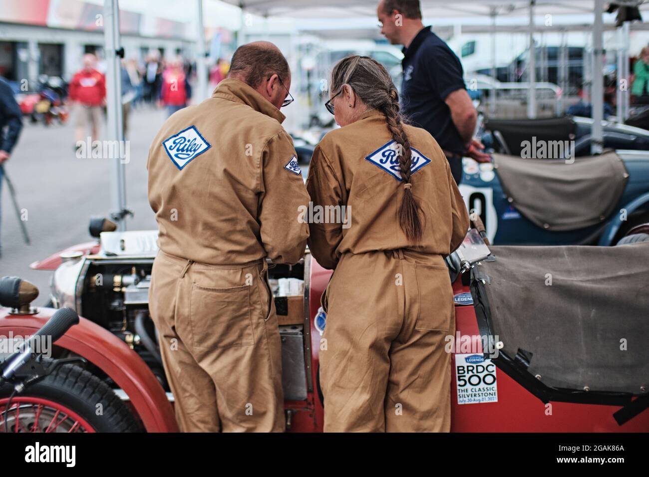 Towcester, Northamptonshire, Royaume-Uni. 31 juillet 2021. Les ingénieurs travaillent sur une voiture de course historique lors du Classic Motor Racing Festival au circuit Silverstone (photo de Gergo Toth / Alay Live News) Banque D'Images