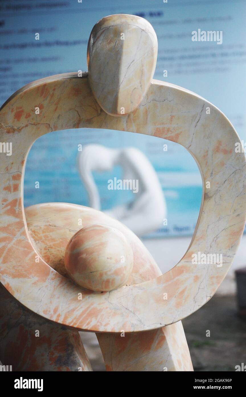 Sculpture pierre à sculpter art en marbre style vietnamien pour le spectacle et la vente voyageurs personnes dans la galerie de studio dans la vieille ville de Ba Dinh ou place du quartier français Banque D'Images