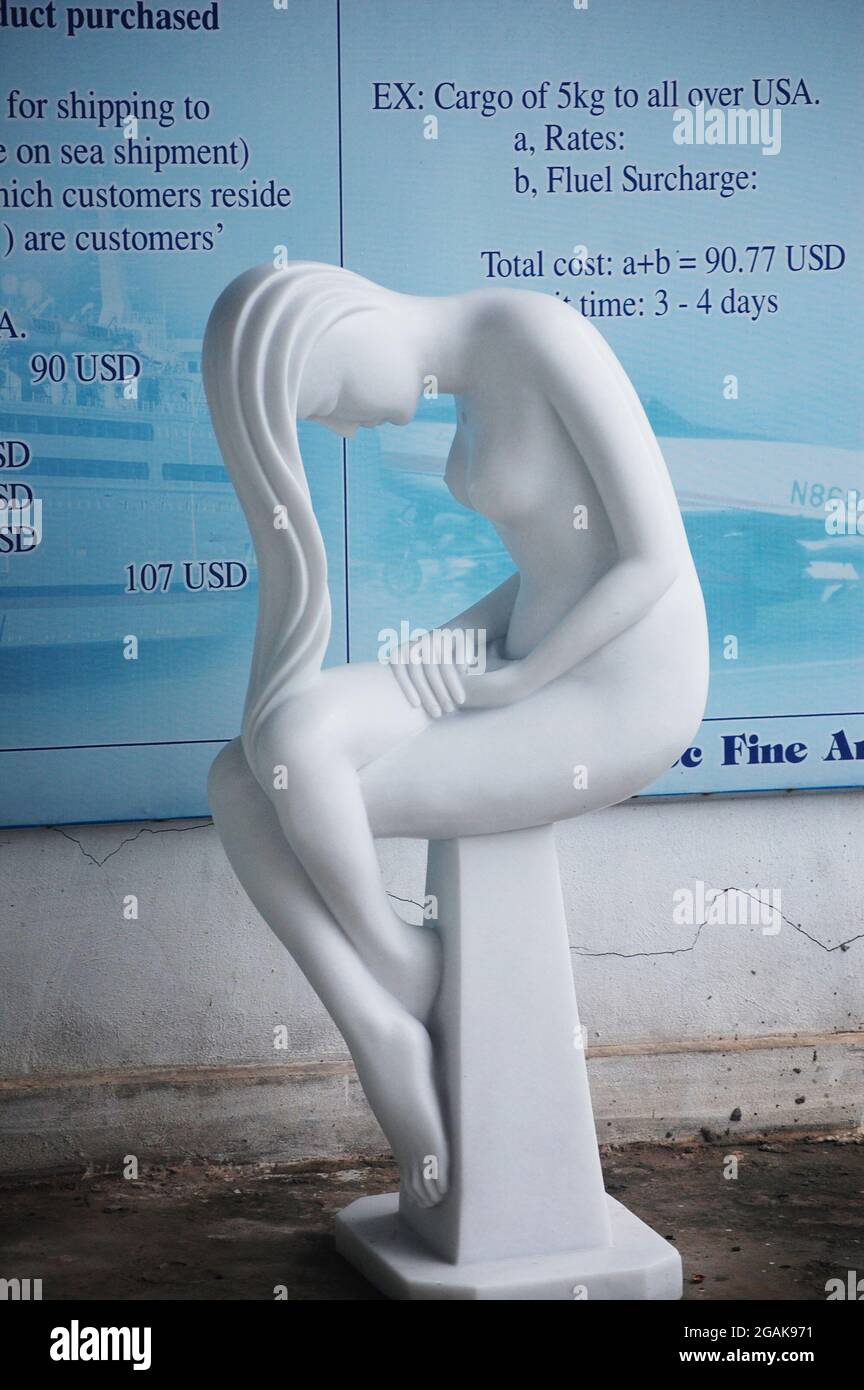 Sculpture pierre à sculpter art en marbre style vietnamien pour le spectacle et la vente voyageurs personnes dans la galerie de studio dans la vieille ville de Ba Dinh ou place du quartier français Banque D'Images